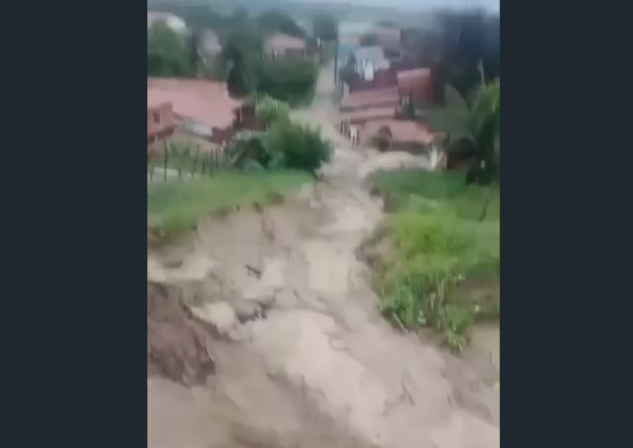 Cratera se abre após fortes chuvas no Icaraí, em Caucaia