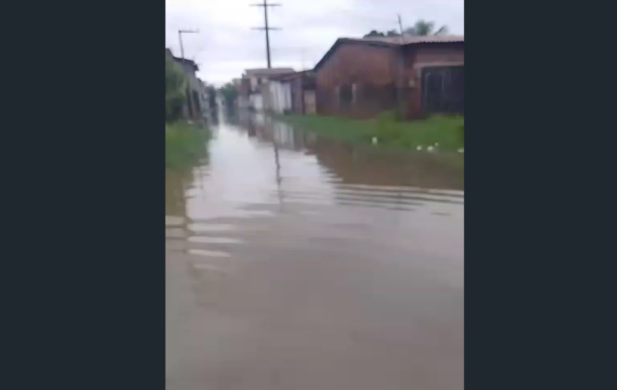 Fortes chuvas alagam ruas do Parque das Nações em Caucaia e preocupam moradores