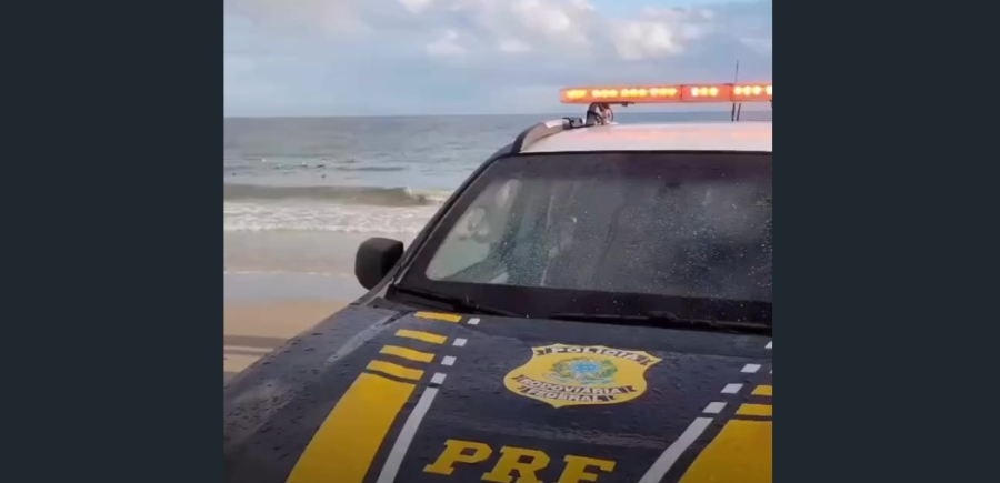 Carro em fuga invade praia em Florianópolis e motorista resiste à prisão por quase duas horas