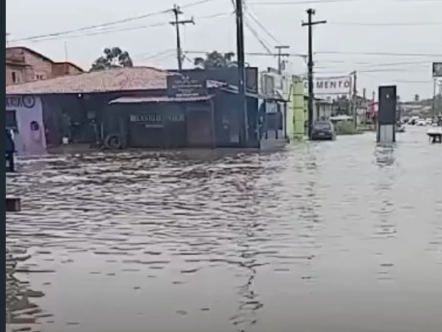  Alagamento na CE-085 causa transtornos para motoristas em Caucaia