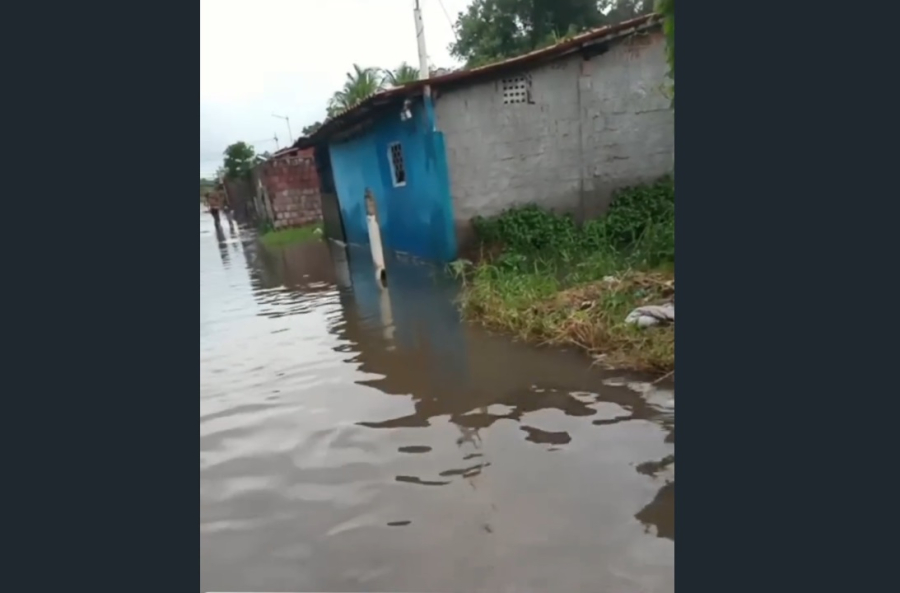 Comunidade Uga Uga enfrenta alagamento após fortes chuvas em Caucaia