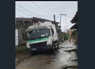 Caminhão de coleta fica atolado em rua de Caucaia e moradores registram o ocorrido