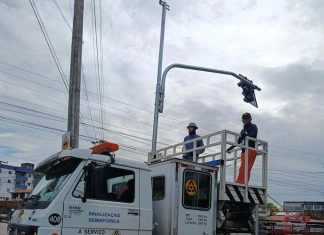 Detran-CE instala novo semáforo na CE-090 para melhorar segurança no trânsito em Caucaia