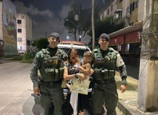 Policiais do COPAC salvam bebê engasgado no José Euclides, em Fortaleza