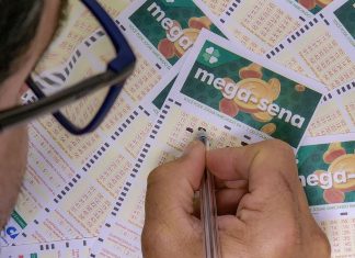 Mulher aciona Justiça após alegar que acertou os números da Mega-Sena, mas lotérica não teria registrado a aposta