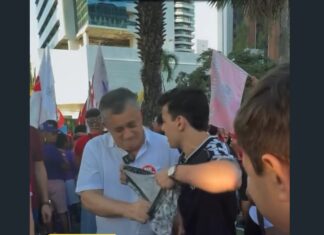 Militante do MBL faz protesto satírico e acaba agredido durante evento com José Guimarães em Fortaleza