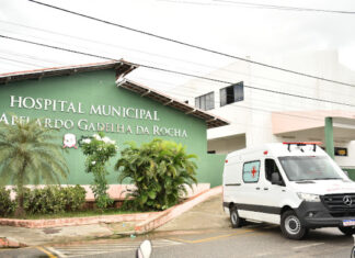 Mãe de Caucaia pede ajuda nas redes sociais para transferência da filha internada após acidente em escola