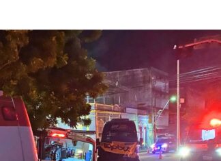 Ambulância do SAMU capota após colisão com van no Centro de Fortaleza