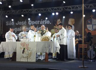 Multidão de fiéis participa da última noite do novenário de São José Operário no Araturi