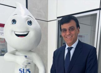 Naumi posa com Zé Gotinha, mas saúde de Caucaia vive crise com falta de remédios, médicos sem pagamento e filas nos hospitais