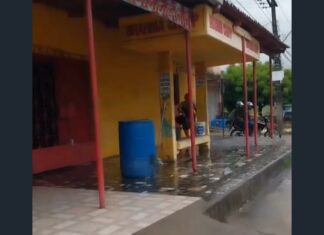 Moradora denuncia obstrução de parada de ônibus por comerciante em Pacajus