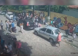 Poste desaba em frente a escola durante manutenção e quase provoca tragédia