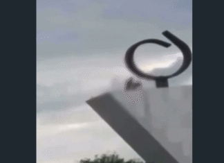 Casal é flagrado fazendo sexo no topo de monumento simbólico em Brasília, sem ação imediata das autoridades