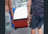 Caixão com corpo cai de carro funerário após acidente em Manaus