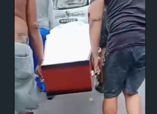 Caixão com corpo cai de carro funerário após acidente em Manaus