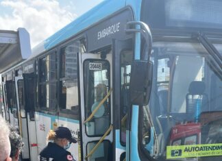 Mulher é morta a tiros dentro de ônibus em Fortaleza; suspeitos foram detidos