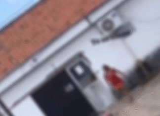 Mulher é flagrada chutando porta de delegacia no bairro Nova Metrópole, em Caucaia