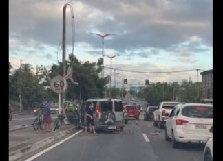 Acidente com três carros e um caminhão é registrado na Avenida Mister Hull, em Fortaleza
