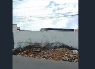 Entulho toma calçada em frente a escola e obriga alunos a circularem pela rua no bairro Marechal Rondon, em Caucaia