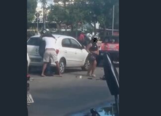 Briga entre motoqueiros termina em agressões e motos derrubadas no estacionamento do Detran da Maraponga, em Fortaleza