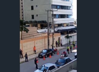 Motoqueiro foge ao avistar blitz da AMC na Praia de Iracema, mesmo com presença da Guarda Municipal