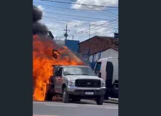 Caminhão F-4000 pega fogo e causa correria em avenida movimentada de Goiana-PE