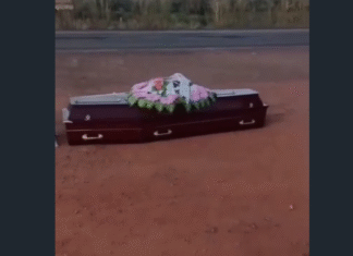 Caixão cai de carro funerário e é deixado por 30 minutos às margens da BR-153, no Tocantins