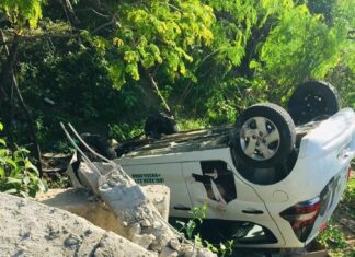 Motorista perde controle de carro funerário e colide com mureta de ponte em Caucaia