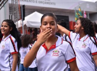 Em julho, alunos de Caucaia seguem sem fardamento e kits escolares referentes ao ano letivo de 2025