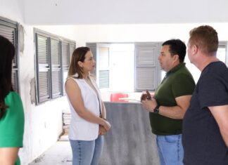 Ironia ou peça publicitária? Primeira-dama visita prédio abandonado em Caucaia enquanto Mercado das Malvinas, pronto e na Sede do município, segue sem uso