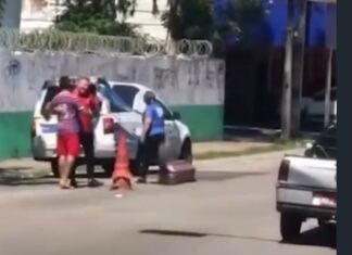 Caixão com corpo de criança cai de carro funerário em via movimentada de Fortaleza