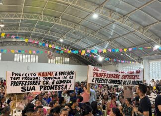Durante entrega do Vale Gás, aprovados do cadastro reserva realizam nova manifestação em Caucaia
