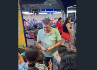 Presidente da Câmara aproveita momento de alegria com a criançada em Caucaia