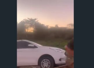 Carro cai em cratera no bairro Mestre Antônio e moradores denunciam abandono da via