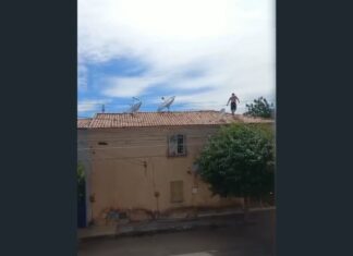 Homem em possível surto sobe em telhados, cai de altura e é socorrido em estado grave pelo Samu em Limoeiro do Norte