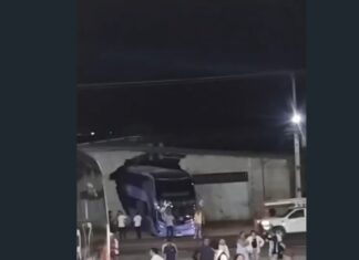 Ônibus desgovernado invade casa após falha em rodoviária de Itapajé; ninguém ficou ferido