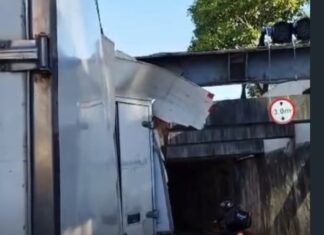 Caminhão de frios fica preso em túnel no bairro Edson Queiroz, em Fortaleza