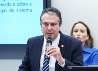 Camilo Santana anuncia possível ampliação do Pé-de-Meia para todos os estudantes do ensino médio a partir de 2026