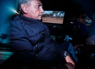 Bolsonaro é alvo de nova operação da PF, recebe tornozeleira eletrônica e tem direitos restritos por decisão do STF