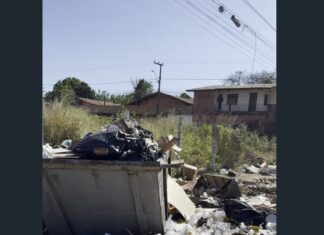 Mais um descaso da gestão pública em Caucaia: Rua Padre Cícero, no Parque Potira, tomada pelo lixo e pelos buracos