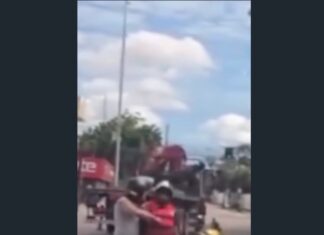 Motociclista saca arma durante briga de trânsito na Parangaba, em Fortaleza