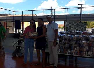 Projeto Semear e Uniasselvi realizam ação social e distribuem cestas básicas para mais de 300 famílias no Araturi