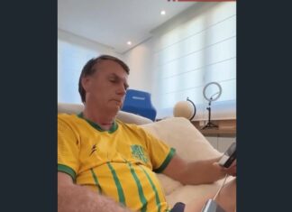 Bolsonaro participa por videochamada de manifestação em Brasília e é defendido por aliados