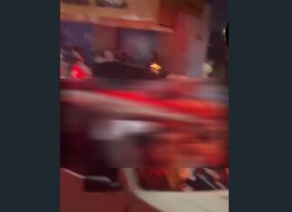 Motorista perde controle de carro, bate em poste e fica preso às ferragens em Caucaia