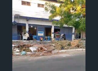 Avenida São Vicente de Paula, no bairro Araturi, começa a semana tomada por lixo no canteiro central