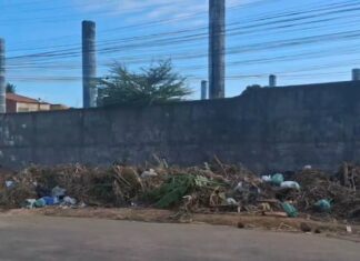 Calçada da escola Raimundo Jerônimo de Sousa, no Km-14, volta a ser usada como lixão após aterramento
