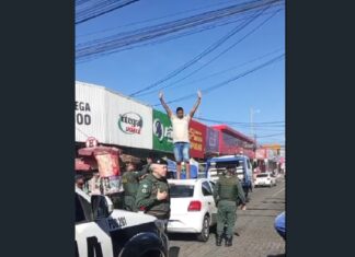 HOMEM É DETIDO APÓS COLIDIR EM REBOQUE E SUBIR EM CARRO NO CENTRO DE CAUCAIA