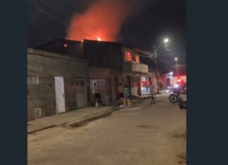 Incêndio de grandes proporções atinge residência no bairro Nova Metrópole, em Caucaia