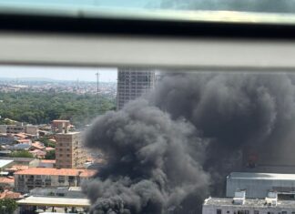 Ônibus do transporte alternativo da linha Jurema/Centro de Fortaleza pega fogo na Av. Bezerra de Menezes