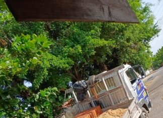 Asfalto cede e caminhão carregado de tijolos fica preso em cratera na Avenida Dom Almeida Lustosa, em Caucaia